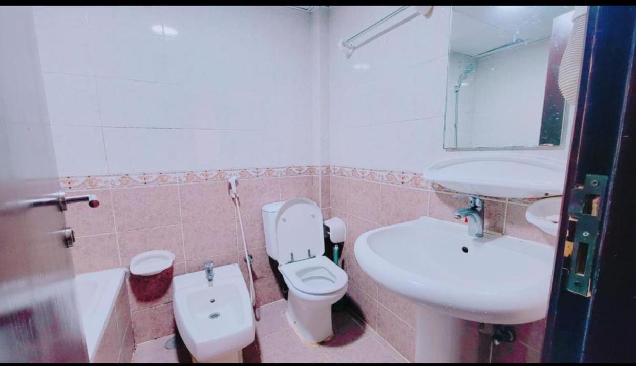 Dxb Hostel Near Adcb Metro Station Dubai Exterior photo